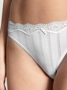 Donna - Slip, low cut in Cotone di colore Bianco, Pizzo, della serie Etude Toujours di CALIDA, Dettaglio