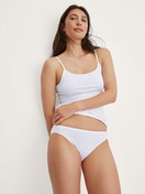 La modella / Il modello Donna indossa Slip in Cotone di colore Bianco, Tinta unita, della serie Essential Cotton di CALIDA, Abbigliamento