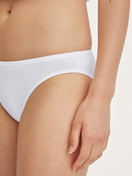 La modella / Il modello Donna indossa Slip in Cotone di colore Bianco, Tinta unita, della serie Essential Cotton di CALIDA, Dettaglio