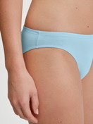 La modella / Il modello Donna indossa Slip in Cotone di colore Blu, Tinta unita, della serie Essential Cotton di CALIDA, Dettaglio