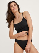 La modella / Il modello Donna indossa Slip in Cotone di colore Nero, Tinta unita, della serie Essential Cotton di CALIDA, Immagine aggiuntiva