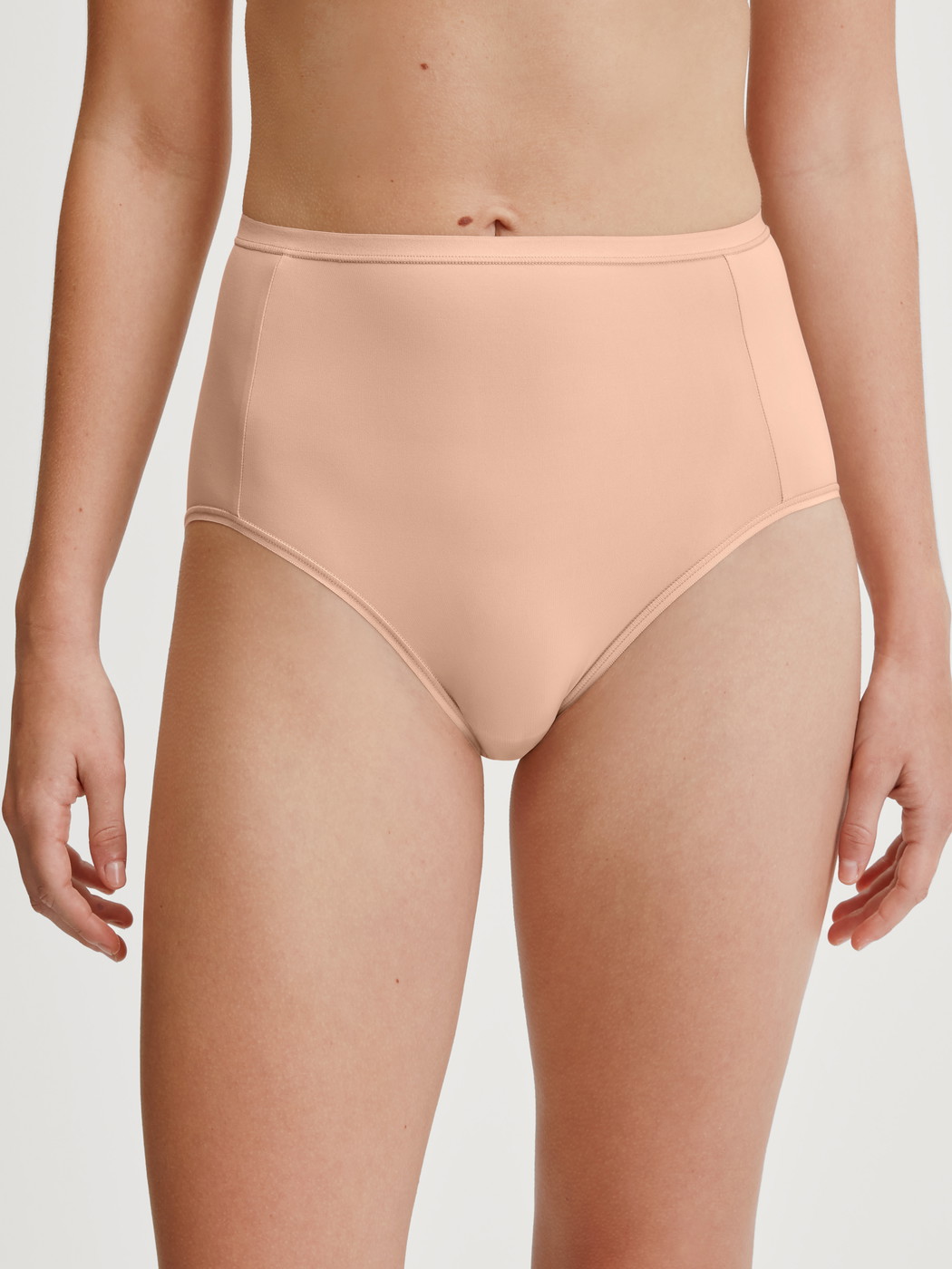 Le mannequin Femme porte le/la Culotte taille haute en Polyamide de couleur Beige, Unicolore, de la série Sleek Skin de CALIDA, Vue de face