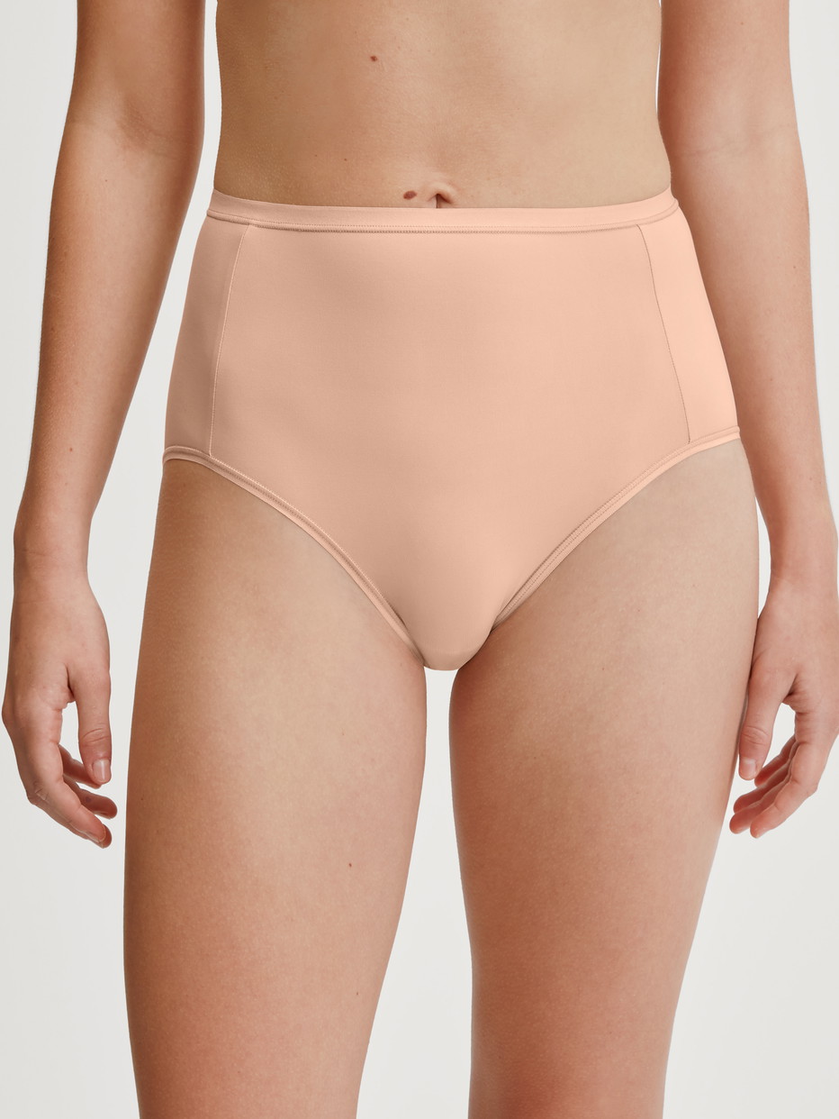 Damen-Model trägt Slip, high waist aus Polyamid in Beige, Einfarbig aus Serie Sleek Skin von CALIDA, Vorderansicht