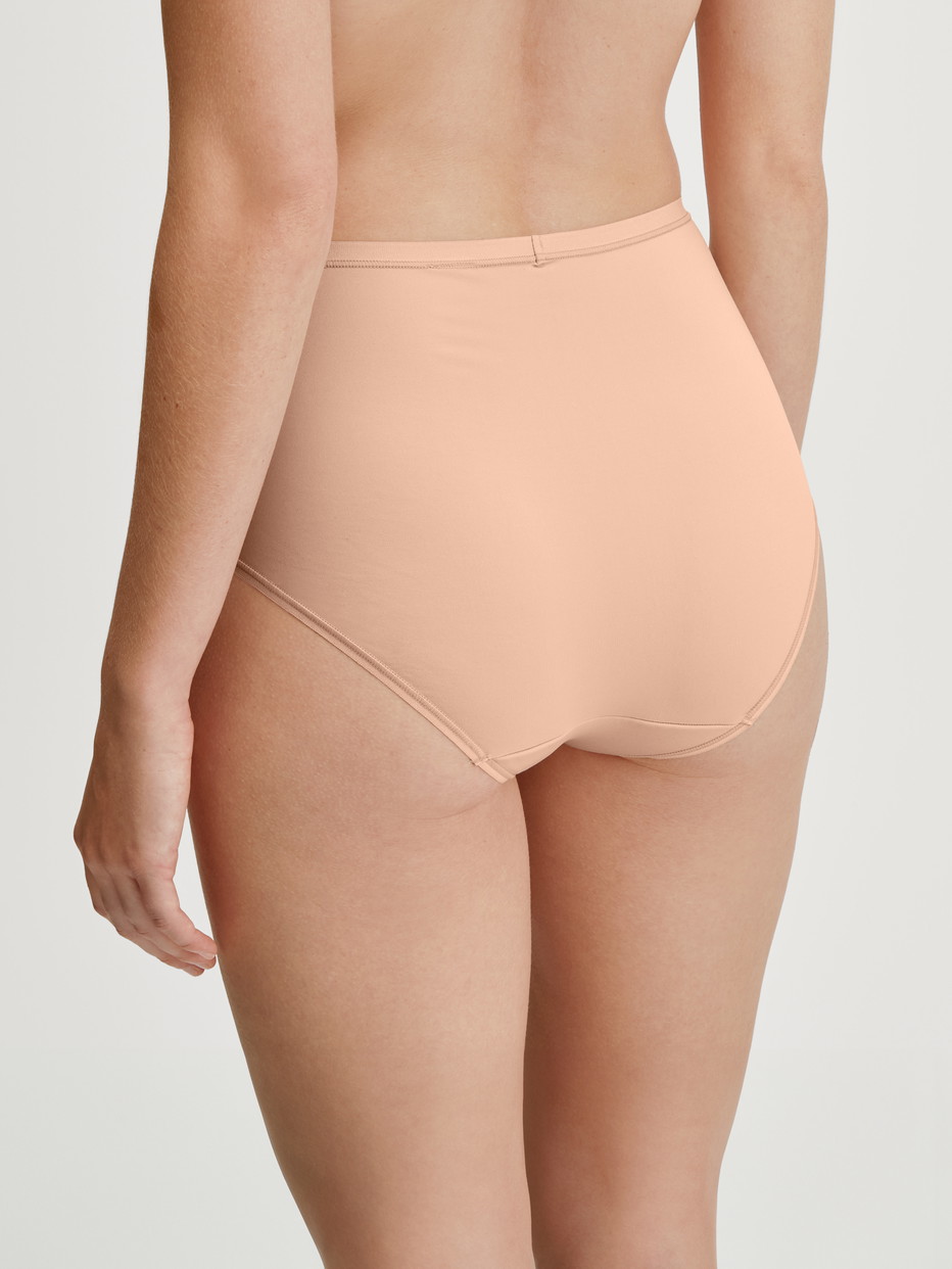 Damen-Model trägt Slip, high waist aus Polyamid in Beige, Einfarbig aus Serie Sleek Skin von CALIDA, Rückansicht