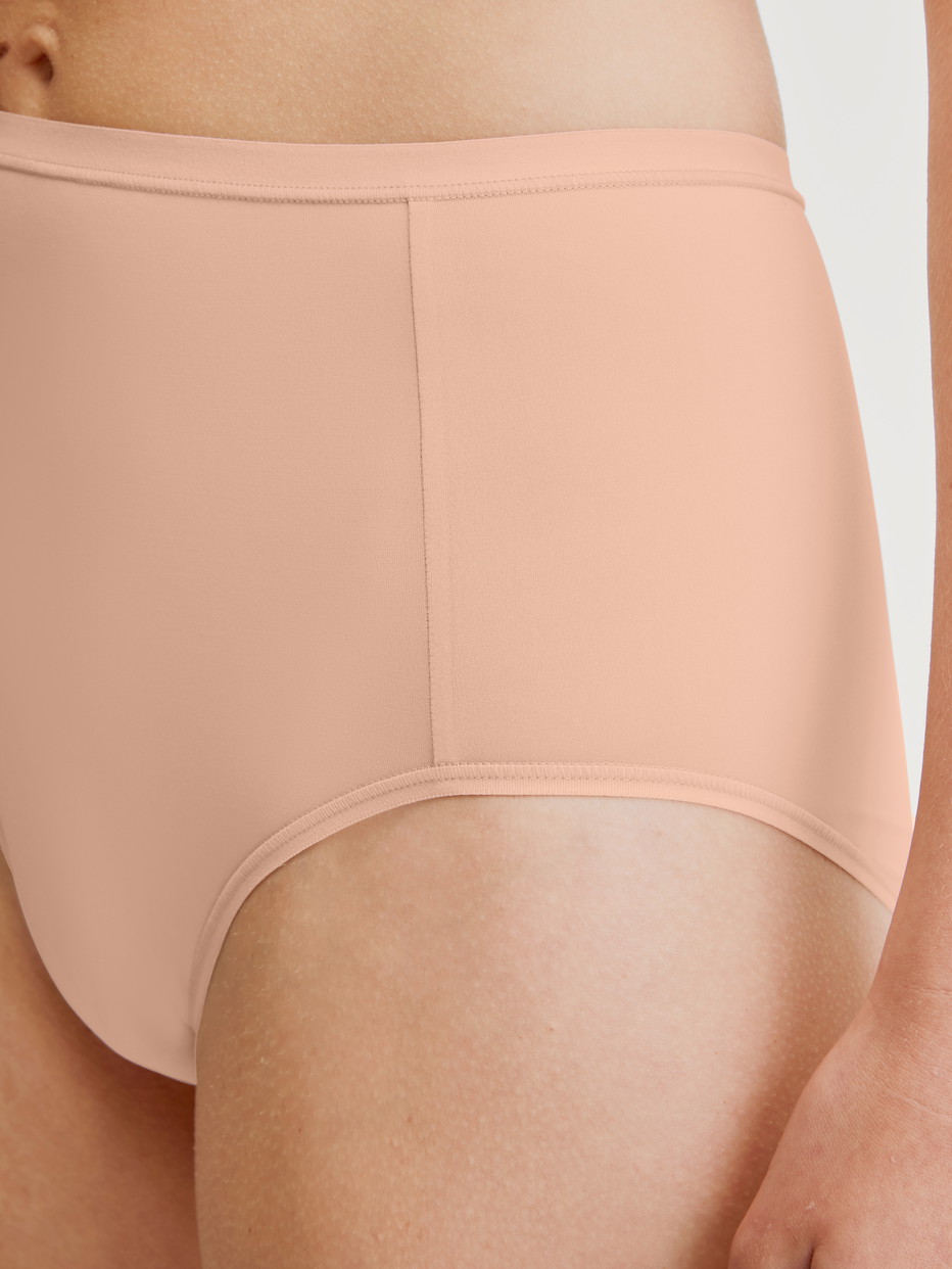 Damen-Model trägt Slip, high waist aus Polyamid in Beige, Einfarbig aus Serie Sleek Skin von CALIDA, Detail