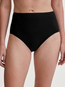 Le mannequin Femme porte le/la Culotte taille haute en Polyamide de couleur Noir, Unicolore, de la série Sleek Skin de CALIDA, Vue de face