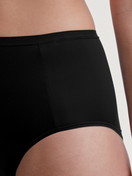 Le mannequin Femme porte le/la Culotte taille haute en Polyamide de couleur Noir, Unicolore, de la série Sleek Skin de CALIDA, Détail