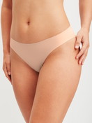 Le mannequin Femme porte le/la Slip brésilien sans couture en Modal de couleur Rose, Unicolore, de la série Natural Skin de CALIDA, Vue de face