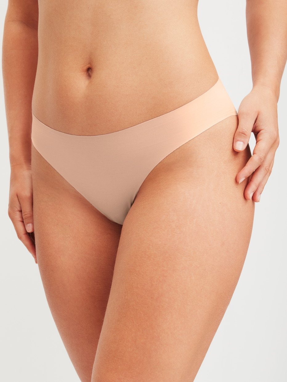 Damen-Model trägt Seamless Brazilian Slip aus Modal in Rosa, Einfarbig aus Serie Natural Skin von CALIDA, Vorderansicht