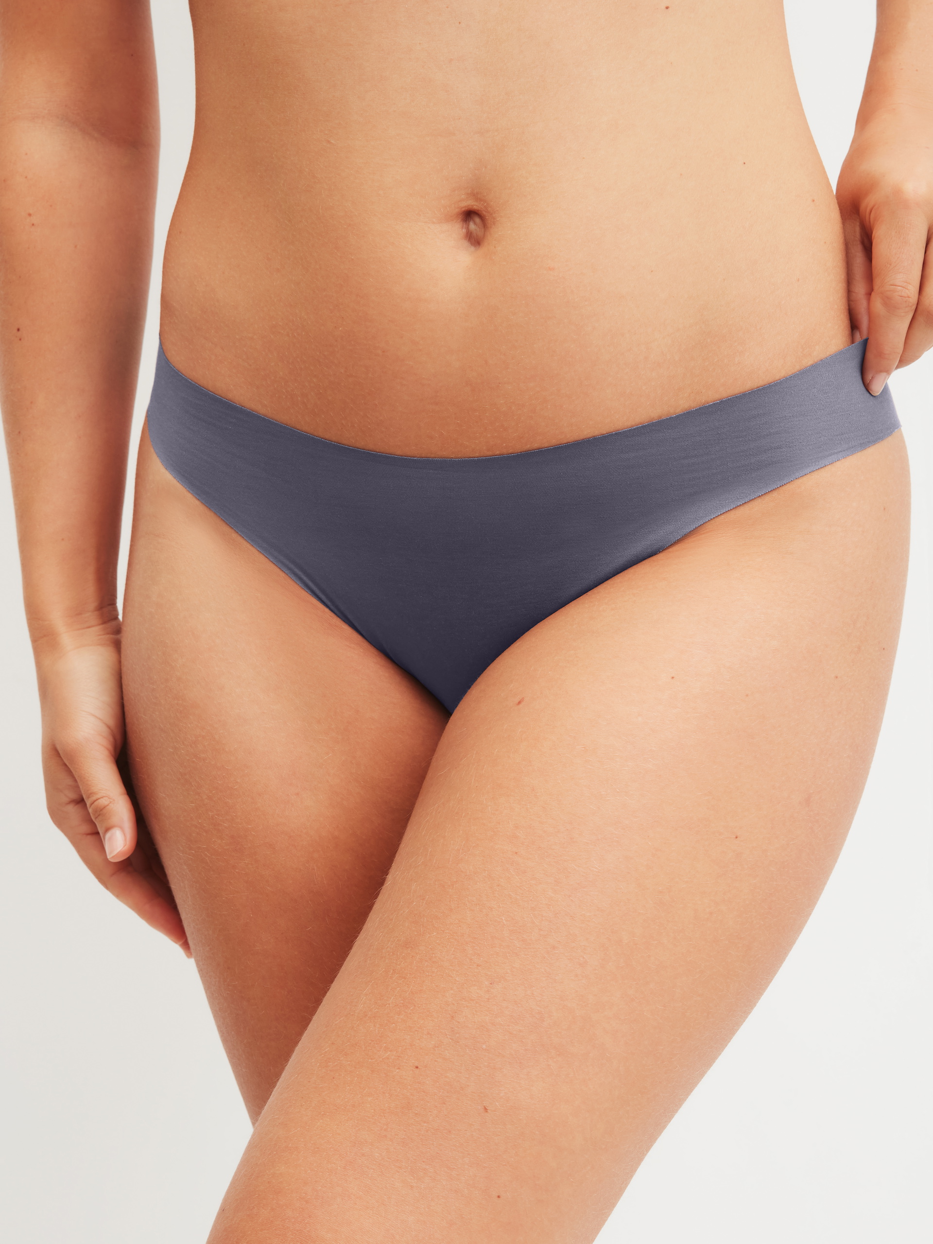 Damen-Model trägt Seamless Brazilian Slip aus Modal in Grau, Einfarbig aus Serie Natural Skin von CALIDA, Vorderansicht