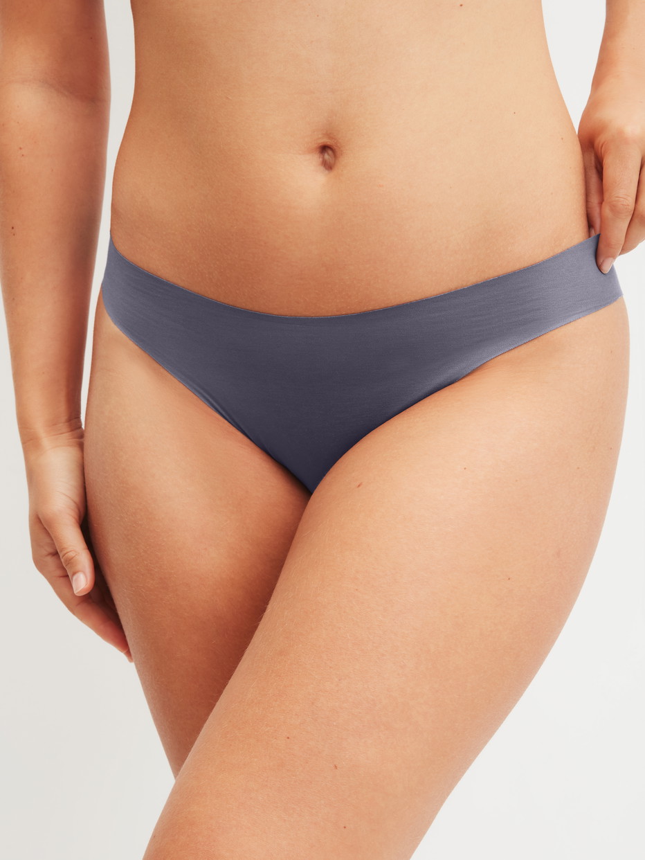 Damen-Model trägt Seamless Brazilian Slip aus Modal in Grau, Einfarbig aus Serie Natural Skin von CALIDA, Vorderansicht