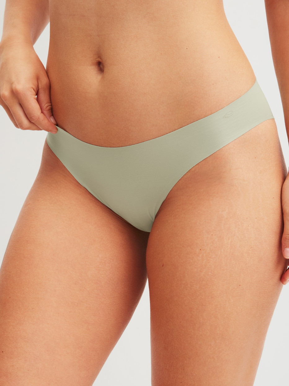 Damen-Model trägt Seamless Brazilian Slip aus Modal in Grün, Einfarbig aus Serie Natural Skin von CALIDA, Vorderansicht