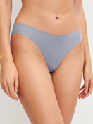 Damen-Model trägt Seamless Brazilian Slip aus Modal in Grau, Einfarbig aus Serie Natural Skin von CALIDA, Vorderansicht
