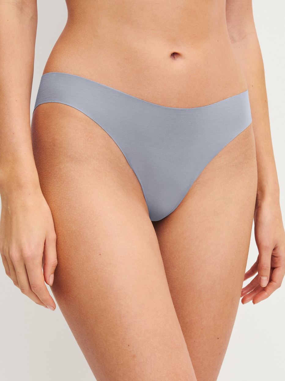 Damen-Model trägt Seamless Brazilian Slip aus Modal in Grau, Einfarbig aus Serie Natural Skin von CALIDA, Vorderansicht