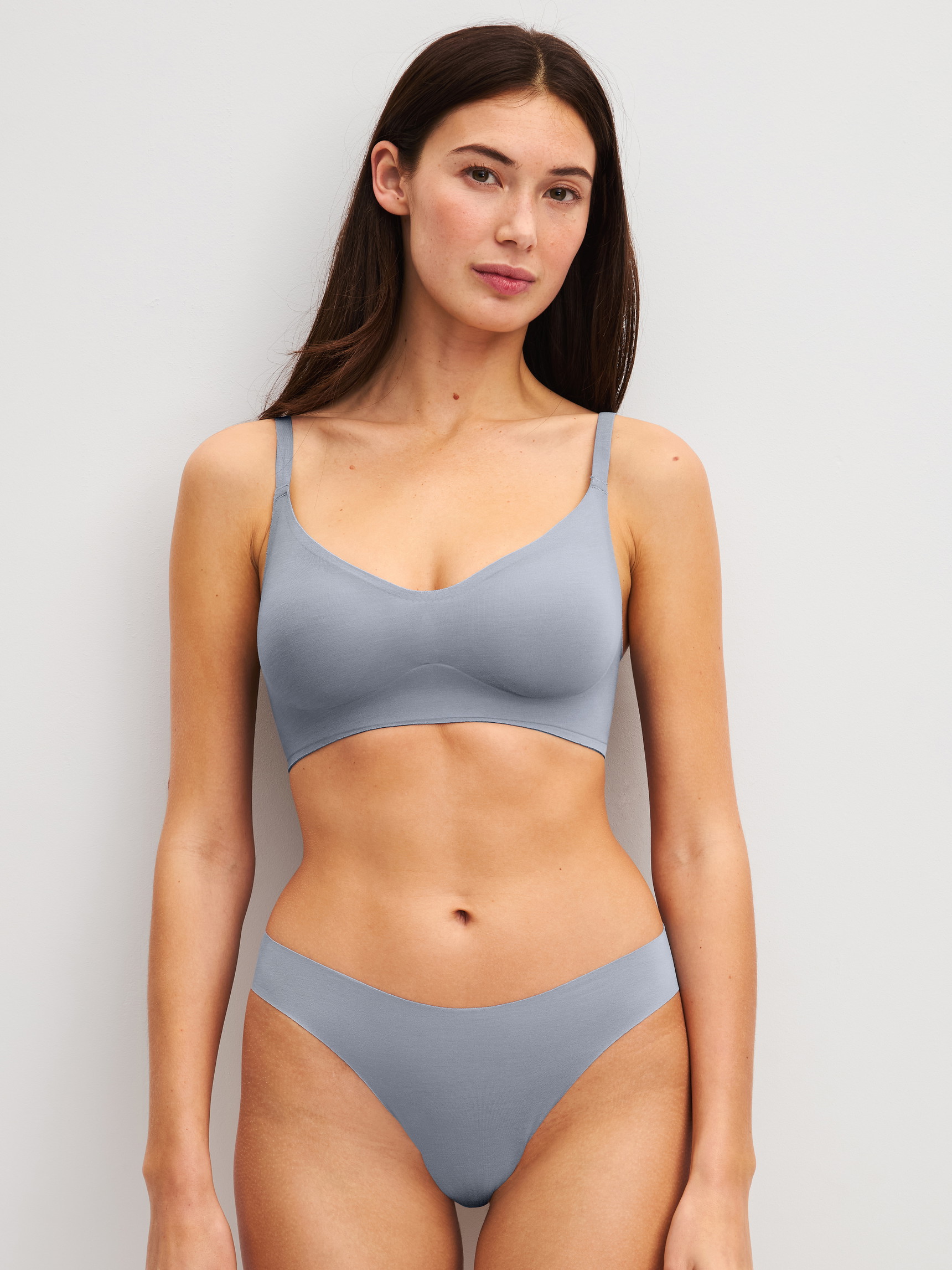 Damen-Model trägt Seamless Brazilian Slip aus Modal in Grau, Einfarbig aus Serie Natural Skin von CALIDA, Outfit