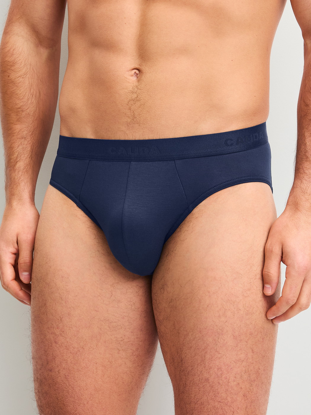 Herren-Model trägt Slip aus Lyocell in Blau, Einfarbig aus Serie Natural Cooling von CALIDA, Vorderansicht