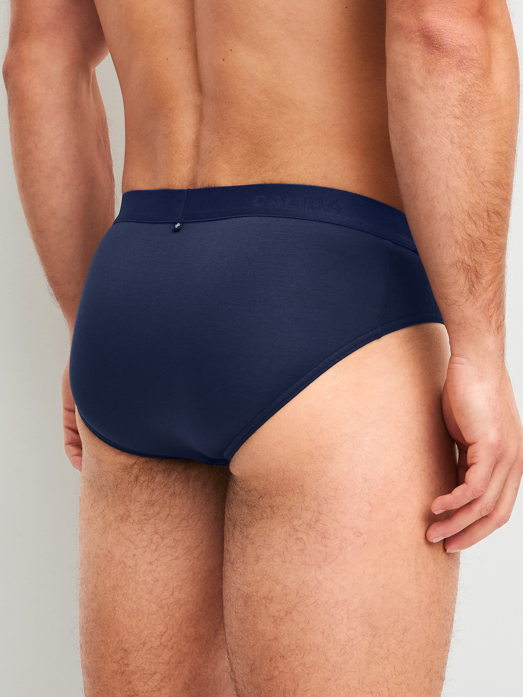 Herren-Model trägt Slip aus Lyocell in Blau, Einfarbig aus Serie Natural Cooling von CALIDA, Rückansicht