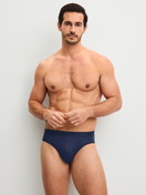 Herren-Model trägt Slip aus Lyocell in Blau, Einfarbig aus Serie Natural Cooling von CALIDA, Vorderansicht
