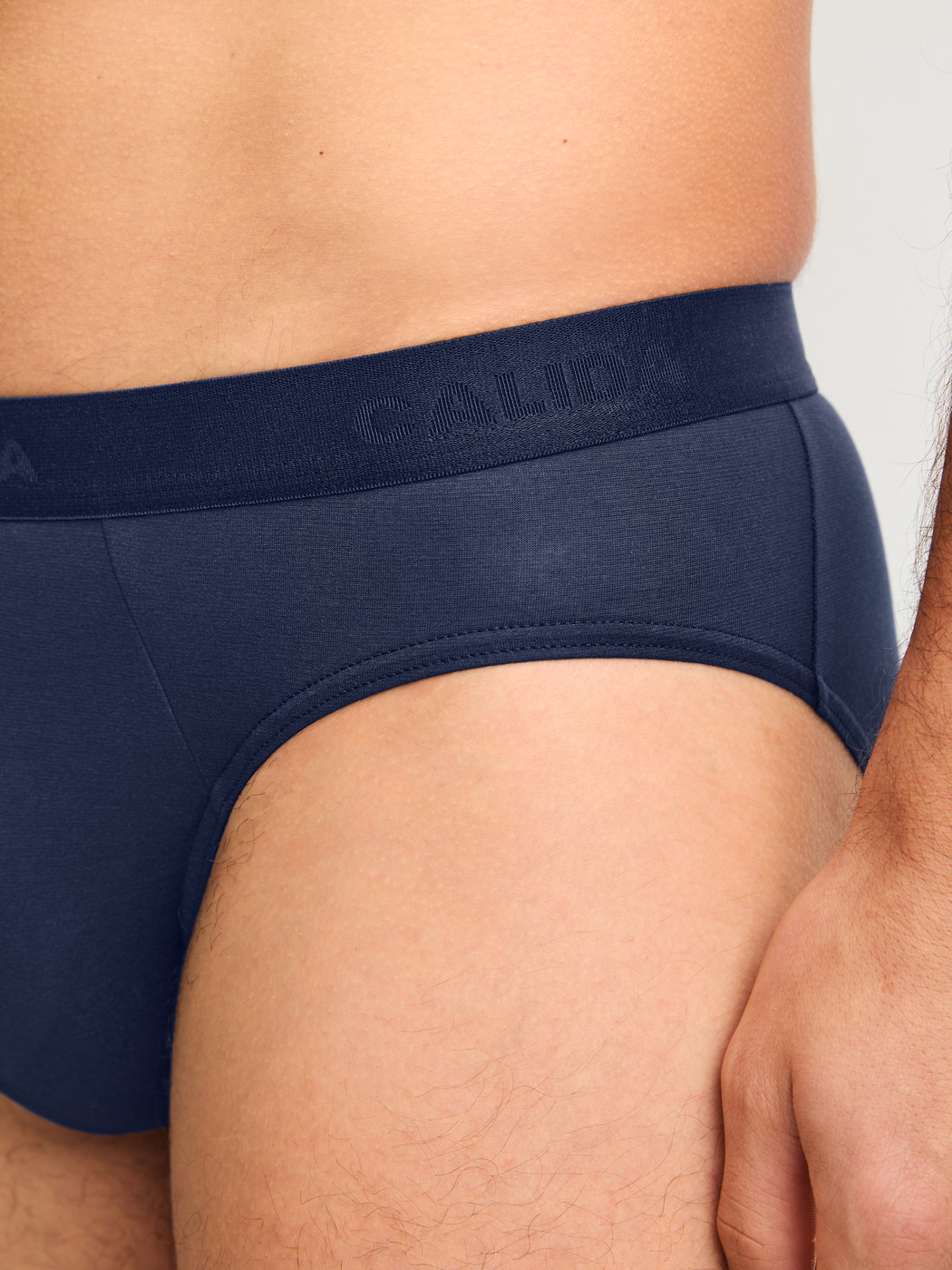 Herren-Model trägt Slip aus Lyocell in Blau, Einfarbig aus Serie Natural Cooling von CALIDA, Detail