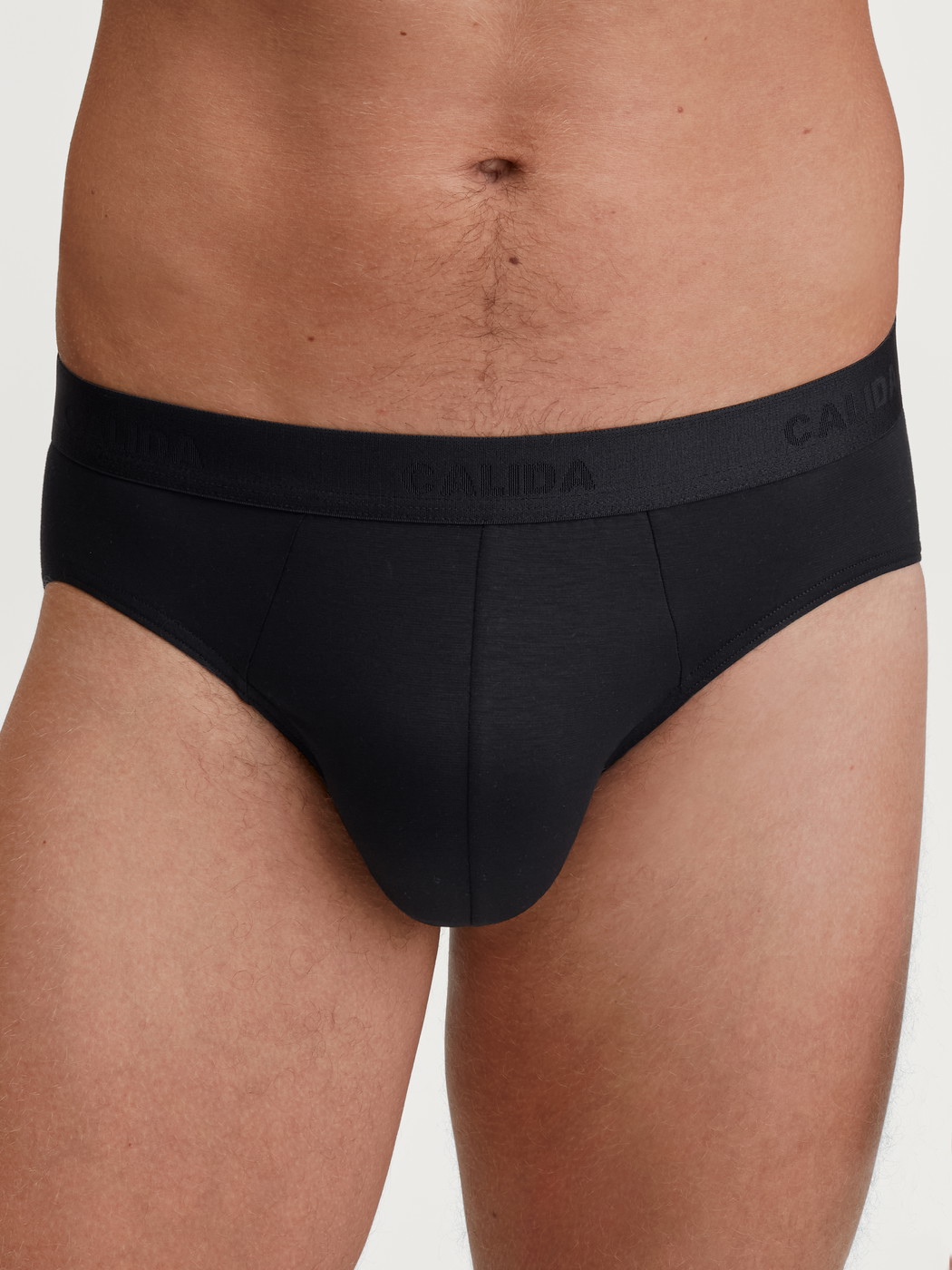 Herren-Model trägt Slip aus TENCEL™ in Schwarz, Einfarbig aus Serie Natural Cooling von CALIDA, Vorderansicht