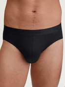 Herren-Model trägt Slip aus TENCEL™ in Schwarz, Einfarbig aus Serie Natural Cooling von CALIDA, Vorderansicht