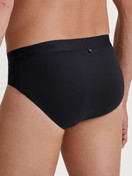 Herren-Model trägt Slip aus TENCEL™ in Schwarz, Einfarbig aus Serie Natural Cooling von CALIDA, Rückansicht