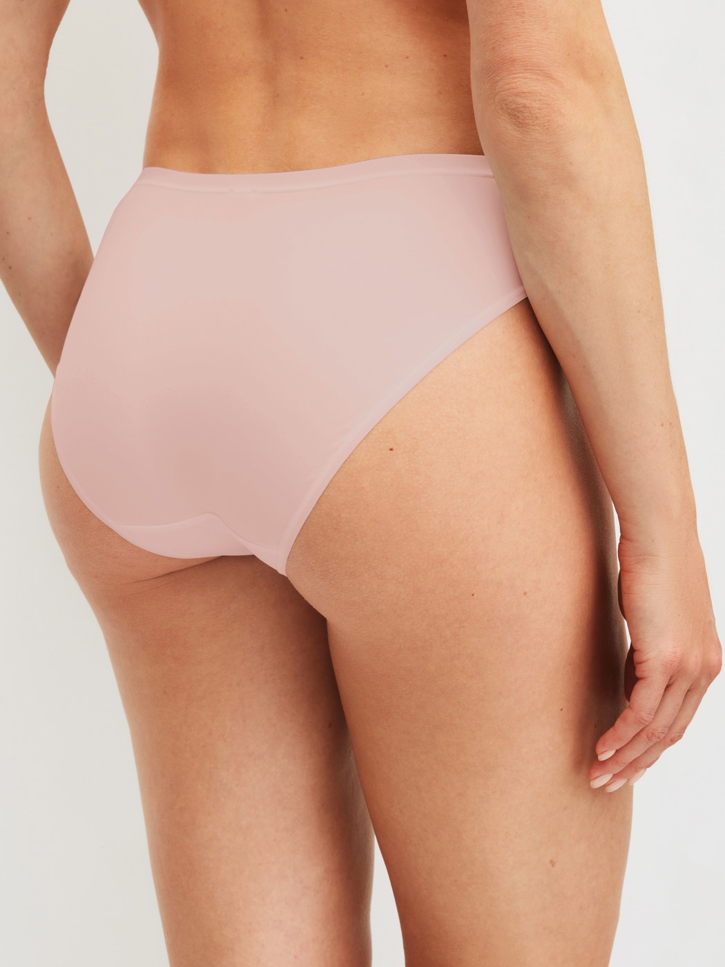 Damen-Model trägt Slip, 3er-Pack aus Polyamid in Braun, Einfarbig aus Serie Eco Sense Special von CALIDA, Zusatzbild