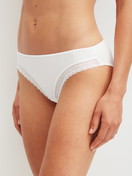 Damen-Model trägt Slip aus Modal in Weiß, Spitze aus Serie Etude Ajours von CALIDA, Vorderansicht