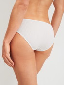Damen-Model trägt Slip aus Modal in Weiß, Spitze aus Serie Etude Ajours von CALIDA, Rückansicht