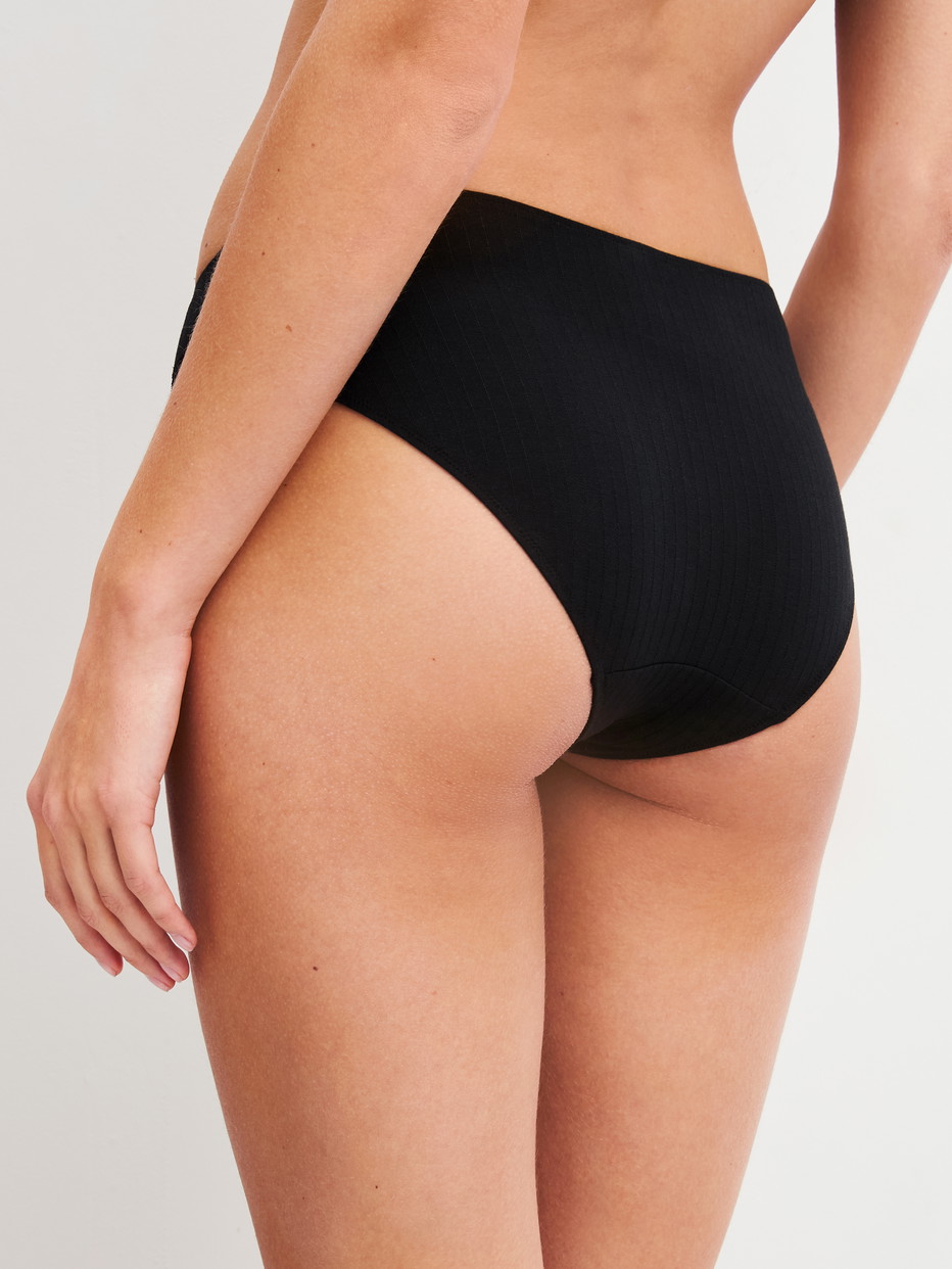 Damen-Model trägt Slip aus Modal in Schwarz, Einfarbig aus Serie Etude Ajours von CALIDA, Rückansicht