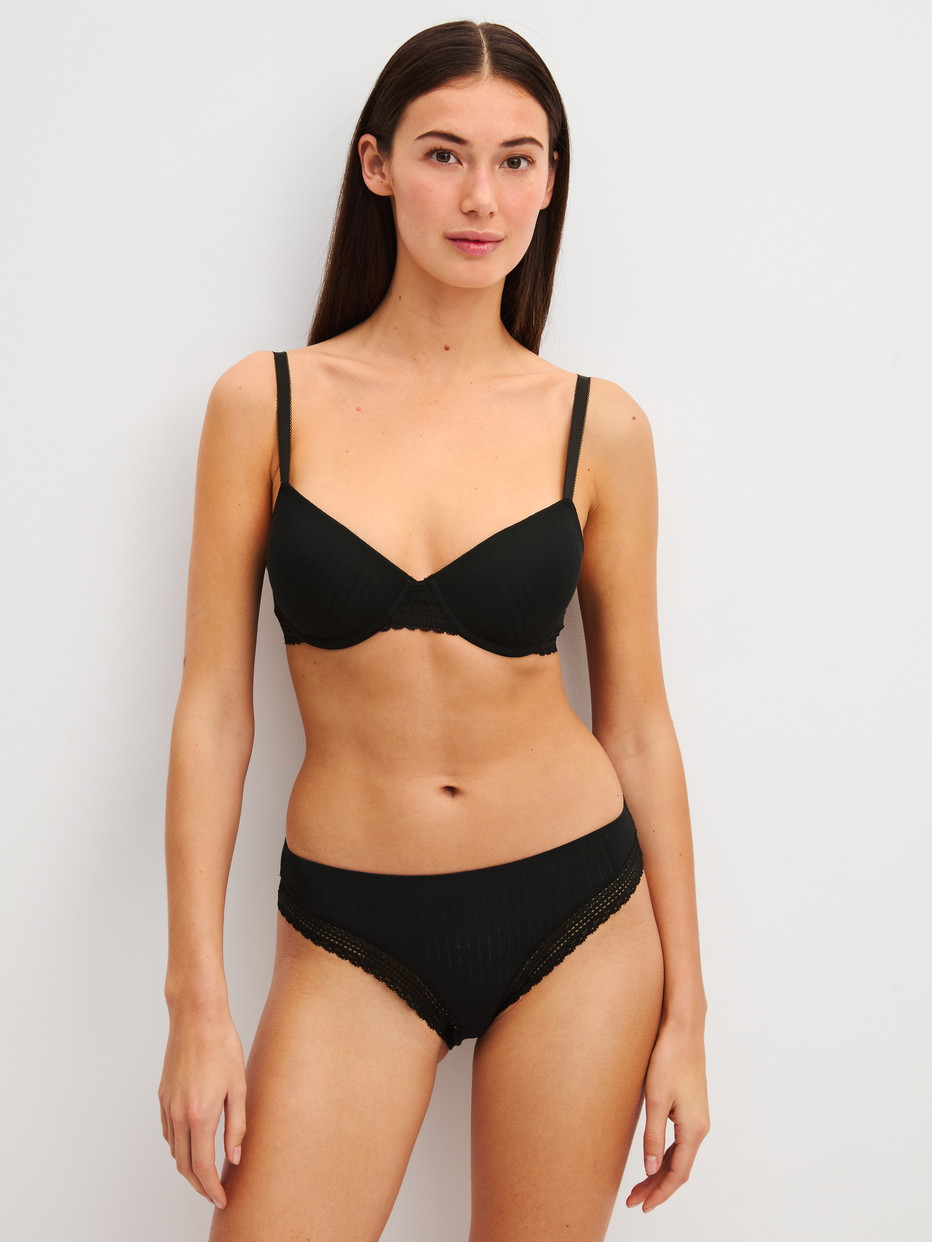 Damen-Model trägt Slip aus Modal in Schwarz, Einfarbig aus Serie Etude Ajours von CALIDA, Outfit