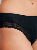 Damen-Model trägt Slip aus Modal in Schwarz, Einfarbig aus Serie Etude Ajours von CALIDA, Detail