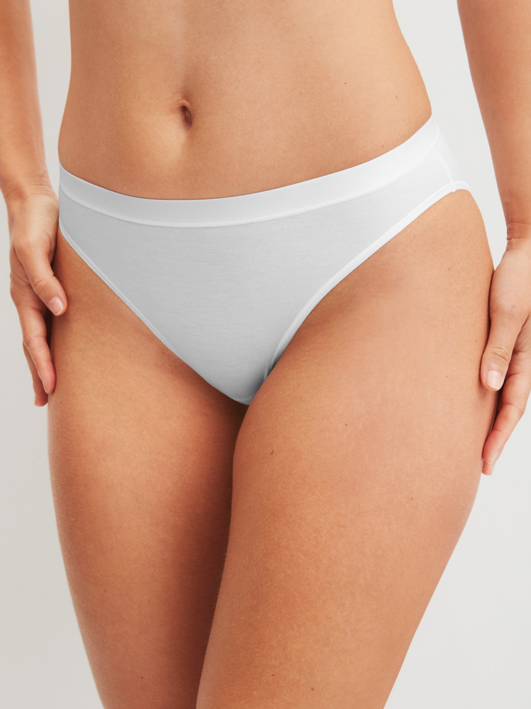 La modella / Il modello Donna indossa Slip in Modal di colore Bianco, Tinta unita, della serie Soft Favourites di CALIDA, Vista frontale