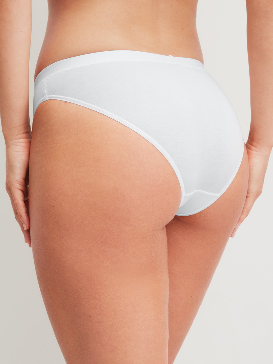 Damen-Model trägt Slip, regular cut aus Modal in Weiß, Einfarbig aus Serie Soft Favourites von CALIDA, Rückansicht