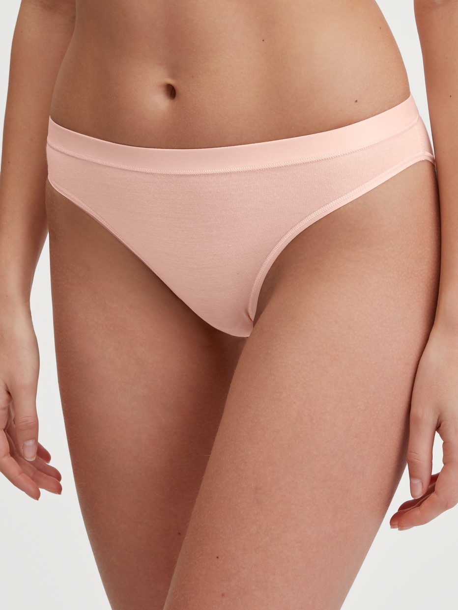 Le mannequin Femme porte le/la Culotte en Modal de couleur Rose, Unicolore, de la série Soft Favourites de CALIDA, Vue de face
