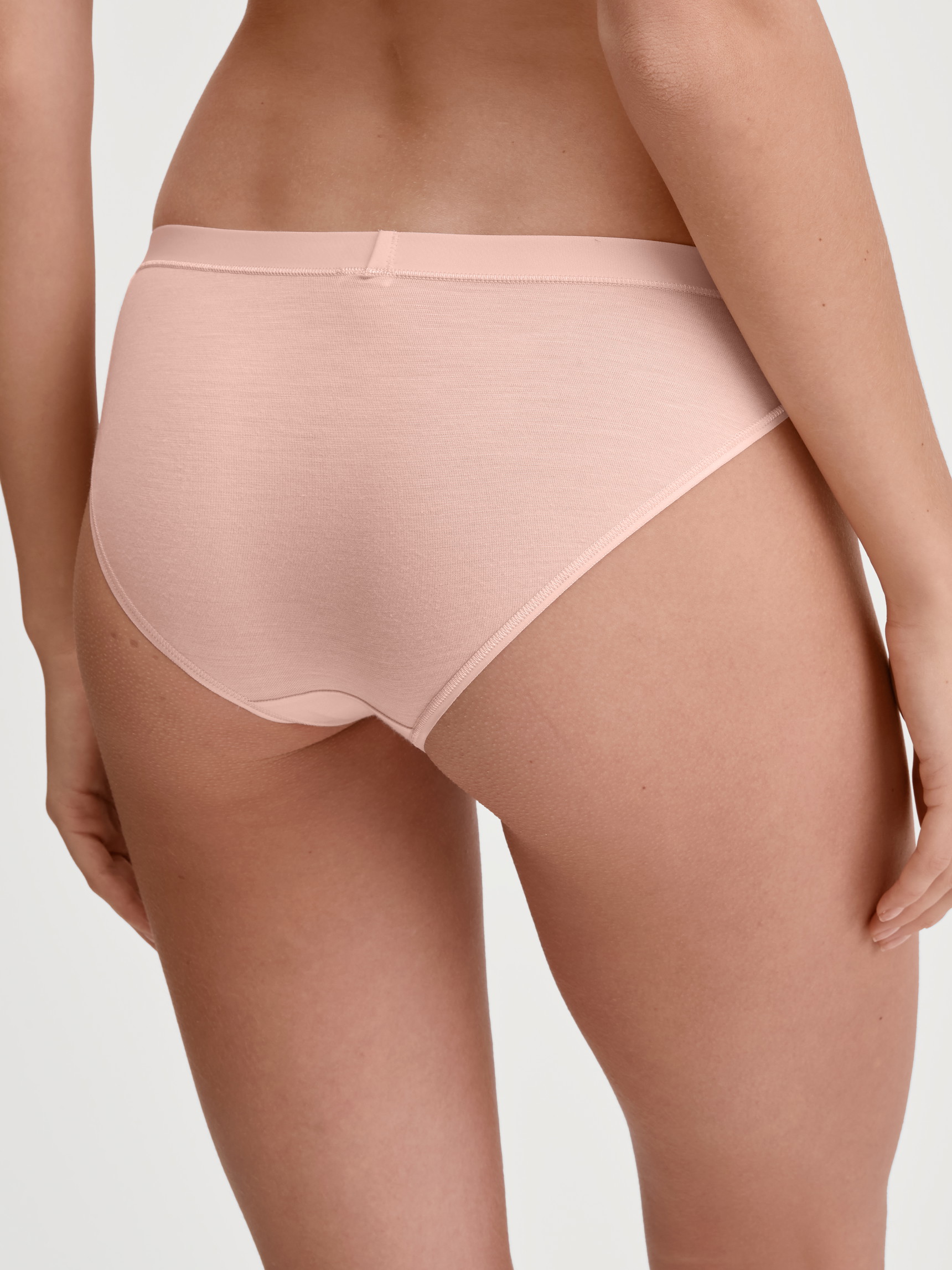 La modella / Il modello Donna indossa Slip in Modal di colore Rosa, Tinta unita, della serie Soft Favourites di CALIDA, Vista posteriore