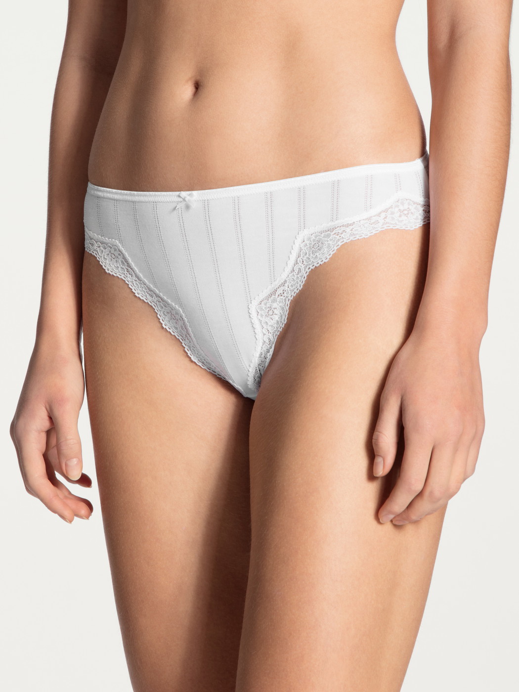 Le mannequin Femme porte le/la Culotte, regular cut en Coton de couleur Blanc, Dentelle, de la série Etude Toujours de CALIDA, Vue de face