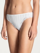 Le mannequin Femme porte le/la Culotte, regular cut en Coton de couleur Blanc, Dentelle, de la série Etude Toujours de CALIDA, Vue de face