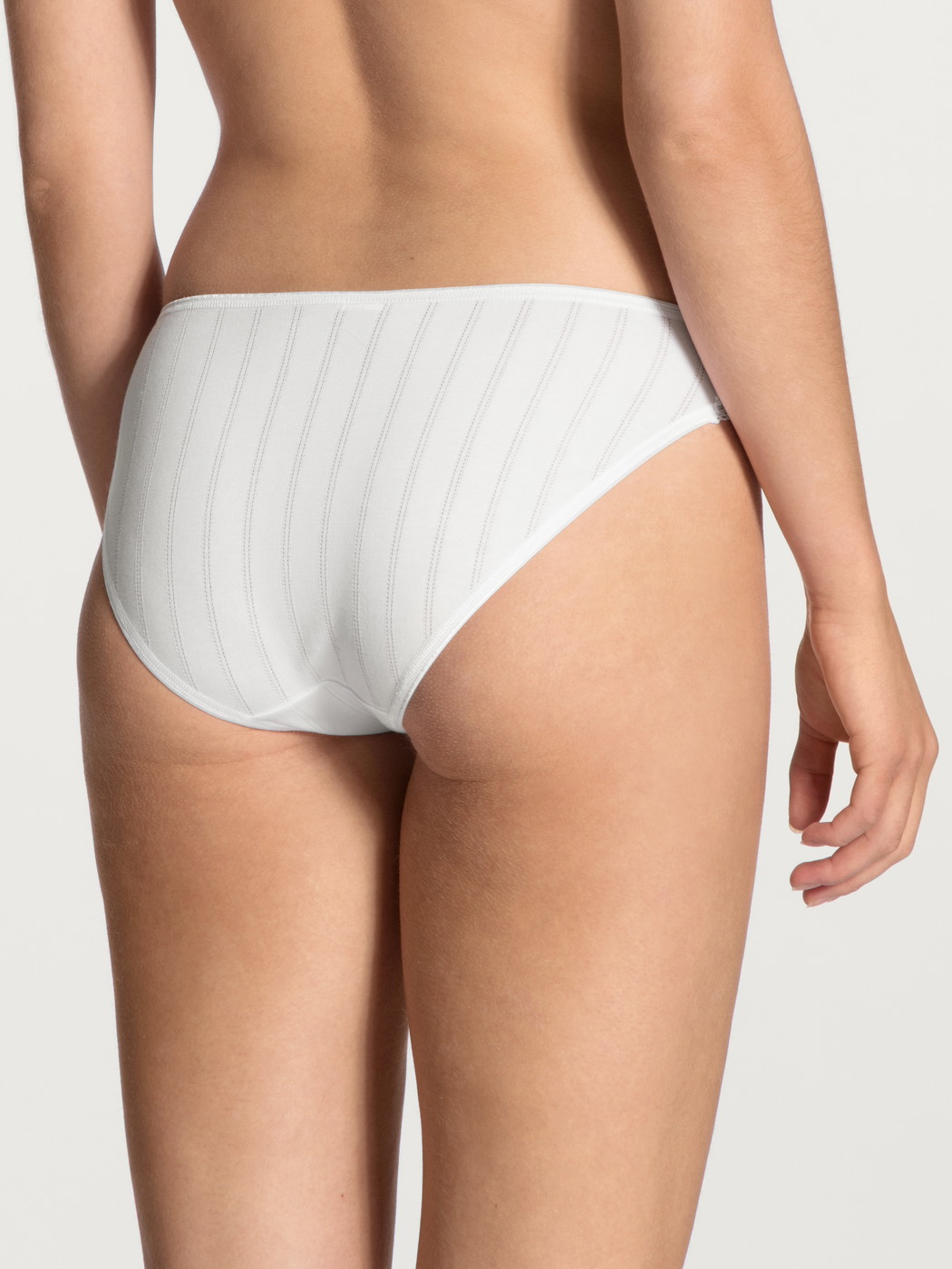 Le mannequin Femme porte le/la Culotte, regular cut en Coton de couleur Blanc, Dentelle, de la série Etude Toujours de CALIDA, Vue arrière