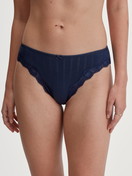 La modella / Il modello Donna indossa Slip, regular cut in Cotone di colore Blu, Pizzo, della serie Etude Toujours di CALIDA, Vista frontale
