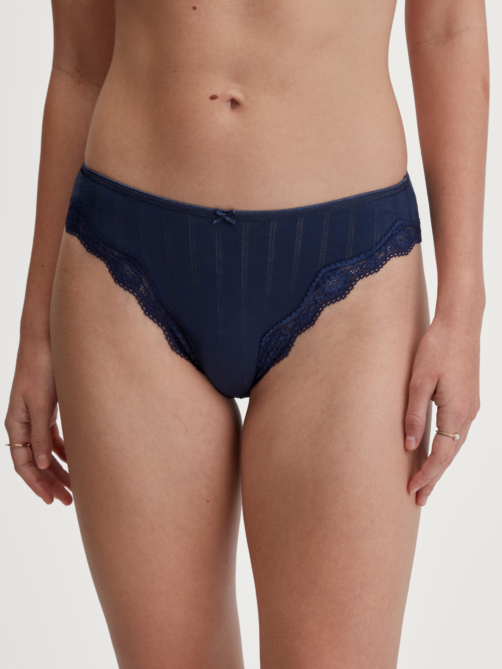 La modella / Il modello Donna indossa Slip, regular cut in Cotone di colore Blu, Pizzo, della serie Etude Toujours di CALIDA, Vista frontale