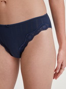La modella / Il modello Donna indossa Slip, regular cut in Cotone di colore Blu, Pizzo, della serie Etude Toujours di CALIDA, Vista frontale