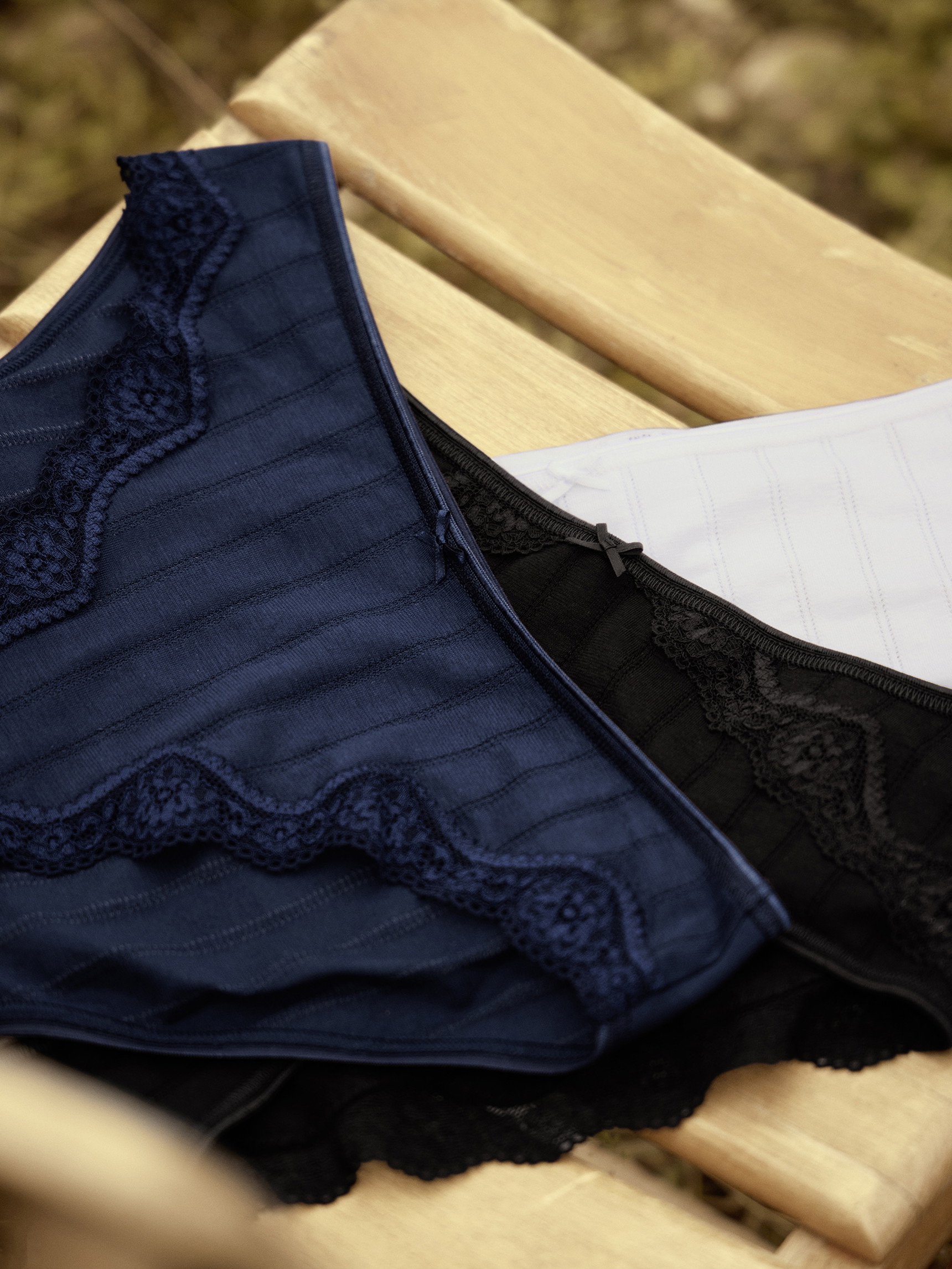 Donna - Slip, regular cut in Cotone di colore Blu, Pizzo, della serie Etude Toujours di CALIDA, Dettaglio