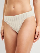 Le mannequin Femme porte le/la Culotte, regular cut en Swiss+Cotton de couleur Beige, Unicolore, de la série Etude Toujours de CALIDA, Vue de face