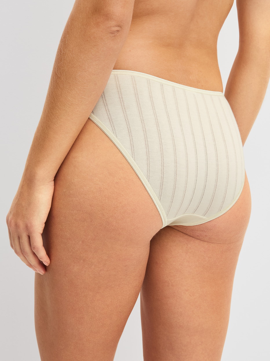 Damen-Model trägt Slip, regular cut aus Swiss+Cotton in Beige, Einfarbig aus Serie Etude Toujours von CALIDA, Rückansicht