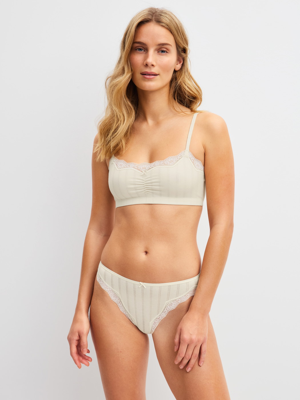 Le mannequin Femme porte le/la Culotte, regular cut en Swiss+Cotton de couleur Beige, Unicolore, de la série Etude Toujours de CALIDA, Tenue