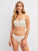 Le mannequin Femme porte le/la Culotte, regular cut en Swiss+Cotton de couleur Beige, Unicolore, de la série Etude Toujours de CALIDA, Tenue
