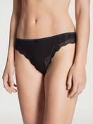 Damen-Model trägt Slip, regular cut aus Baumwolle in Schwarz, Spitze aus Serie Etude Toujours von CALIDA, Vorderansicht