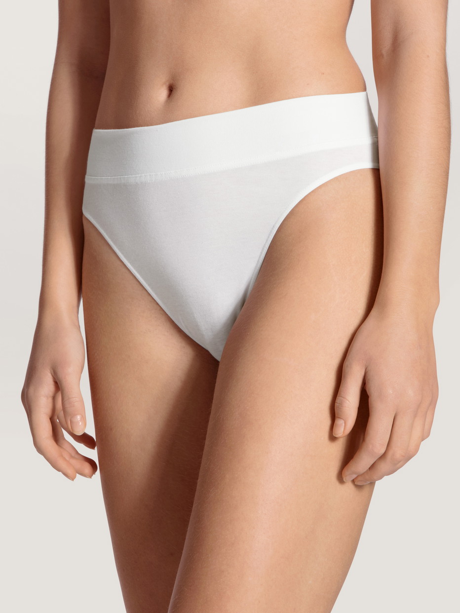 Damen-Model trägt Slip, High-Waist, 2er-Pack aus Baumwolle in Weiß, Einfarbig aus Serie Elastic Duopack von CALIDA, Vorderansicht