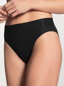 Damen-Model trägt Slip, High-Waist, 2er-Pack aus Baumwolle in Schwarz, Einfarbig aus Serie Elastic Duopack von CALIDA, Vorderansicht